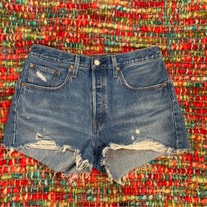LEVI’S 501 high rise denim cut off shorts . ✌🏻